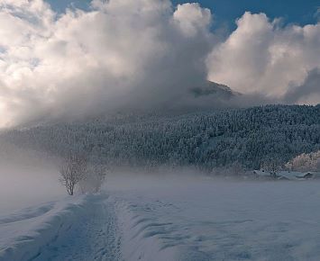 (6) Weg_Schnee_Thiersee_Wolken_Winter_Landschaft