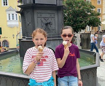Eis essen_Kinder_Marienbrunnen_Eisgenuss_unterer Stadtplatz