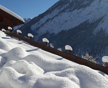Kaisertal_Schnee_Winterwanderung_Zaun_Huette_Himmel