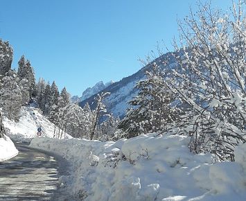 Schneewände_meterhoch_Winter_Kaisertal