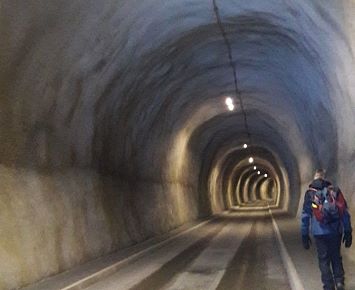 Tunnel_beleuchtet_Straße_Weg_Asphalt