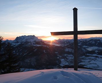 Winter_Pendling_Kaisergebirge_Sonnenaufgang_Gipfelkreuz